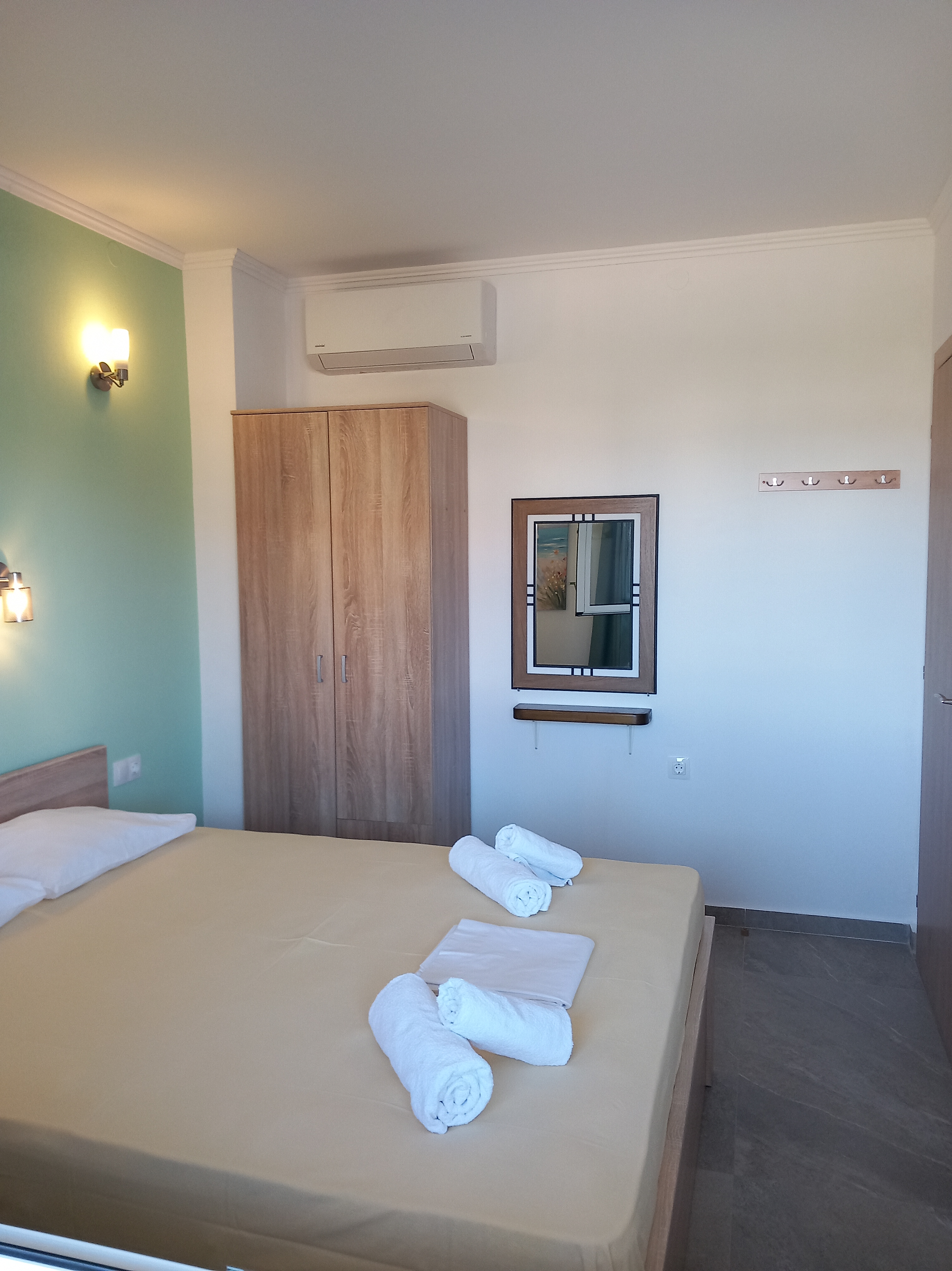 bedroom with double bed 160x200m