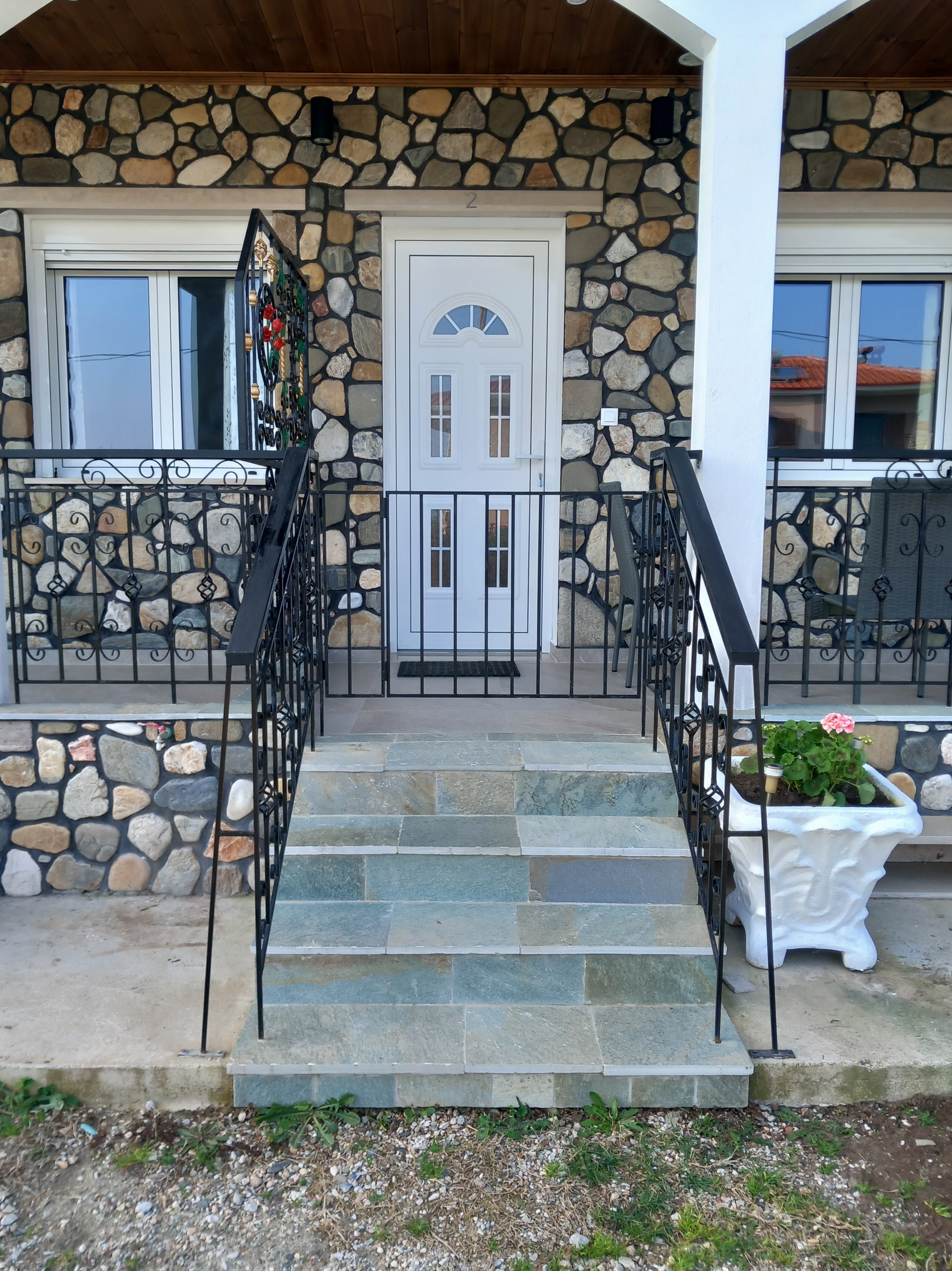 entrance ap 2 with protaction doors for children in front of the stairs